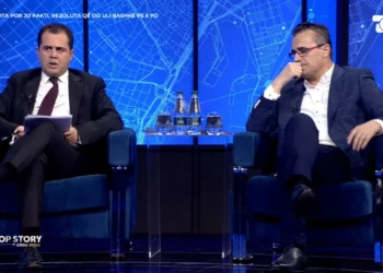 “Parlamenti sot, teatër absurd”/ Gazetari i drejtohet Bylykbashit: Do merrni pjesë në komision? Deputeti: I rrezikshëm…!