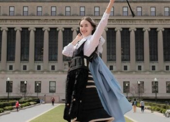 “Simbol i shqiptarisë”/ Veshi xhubletën në diplomimin në Amerikë, 22-vjeçarja me origjinë shqiptare: Përfaqëson identitetin tim