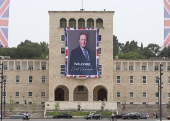 ‘Welcome Lord Cameron!’ Tirana bëhet gati të presë sekretarin e Jashtëm të Britanisë së Madhe