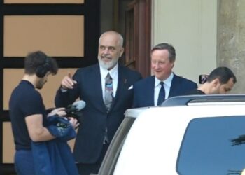 Cameron niset drejt Rinasit, anulon takimin me Begajn për shkak të…