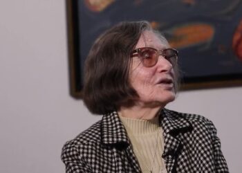 Liljana Çefa, mësuesja e dy brezave të piktorëve që vijon t’u japë jetë telajove të bardha