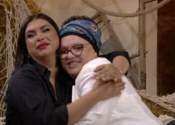 “Më kanë rënë të gjithë flokët, jam bërë qerose”/ Vuan nga kanceri, takimi prekës mes Çiljeta Xhilagës dhe të ëmës: Ja si është gjendja e saj shëndetësore