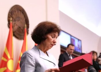 Incidenti/ Betohet Presidentja e re e RMV, përmend vetëm emrin Maqedoni! Ambasadorja greke largohet nga salla e Kuvendit