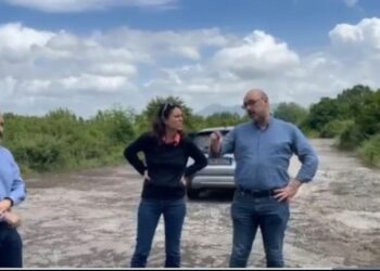 “Meloni-Rama/ Deputetët e PD italiane vizitë blitz në Gjadër ku do ngrihet qendra e emigrantëve: Asgjë në 70 mijë metra katrorë