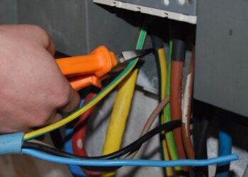 Emrat/ Bien në kontakt me energjinë elektrike, pronari i hotelit në Dhërmi dhe dy punonjës përfundojnë në spital