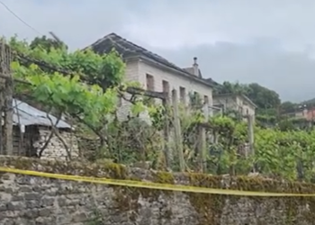 Detajet/ Si e ‘tradhtoi’ gota e rakisë në shtëpinë e të moshuarve autorin e krimit në Dropull. 69-vjeçari i goditi të moshuarit me…