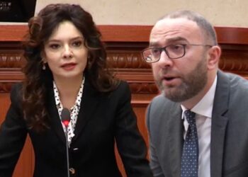 “Ta kuptoj hallin, por s’ta qaj dot”, Spiropali – Bardhit: Doje hetim për “Babin e Xenit”, sot je ‘djali i adoptuar’ i tij…