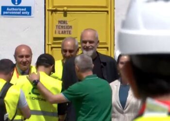 “Vendi është në një fazë të re”, Rama në impiantin e ferrokromit: 2 mln euro investim e rritje pagash