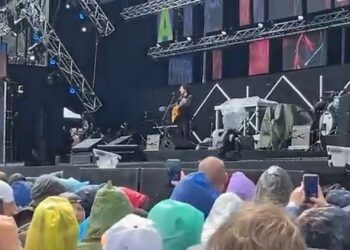 VIDEO/ Ermal Meta këndon ‘Haleluja’ në shi, por më pas del dielli! Duartrokitet nga publiku