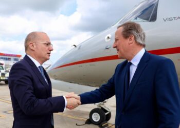 Mbërrin në Tiranë Sekretari i Jashtëm britanik, pritet në Rinas nga homologu Hasani