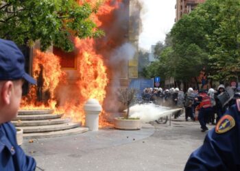 VIDEO / Protesta para Bashkisë Tiranë, hidhen sërish molotovë, një polic dërgohet në spital
