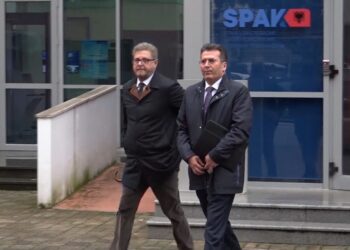 “Kriminel, turp të të vijë!”, familjarët e viktimave të ‘Gërdecit’ përplasen me Mediun në gjykatë