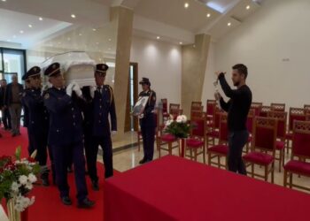 Vrasja në Fier, përcillet për në banesën e fundit efektivi i “Shqiponjave”, Novruz Cenalia