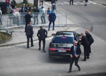 “U rrëzua përtokë…”/ Dëshmitarët tregojnë momentet e atentatit ndaj kryeministrit të Sllovakisë: U qëllua 3-4 herë, kishte plagë në kokë e gjoks