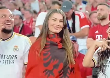 FOTOT/ Me flamurin kuqezi veshur, tifozja shqiptare merr gjithë vëmendjen në ndeshjen Bayern-Real. Bukuroshja “pushton” rrjetet sociale