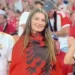 FOTOT/ Me flamurin kuqezi veshur, tifozja shqiptare merr gjithë vëmendjen në ndeshjen Bayern-Real. Bukuroshja “pushton” rrjetet sociale