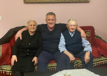 “Ditëlindja e parë pranë Zotit”, Agron Llakaj kujton babanë e ndjerë: Të lutem, më eja sot në ëndërr