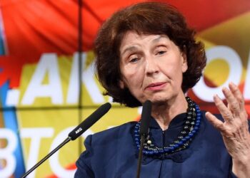 Presidentja e sapozgjedhur e quajti vendin e saj “Maqedoni”, ambasadorja e Greqisë proteston dhe braktis ceremoninë e betimit