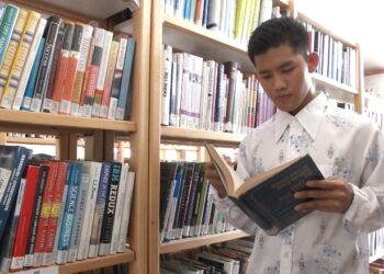 E rrallë/ La 13 motra e vëllezër në Indonezi për studime në Tiranë, 23-vjeçari flet shqip: Njerëzit, të mirë, ‘vdes’ për byrek