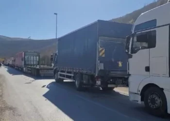 Emrat/ Sherr mes shoferëve në doganën e Kapshticës, një i plagosur: Përplasja, për radhën