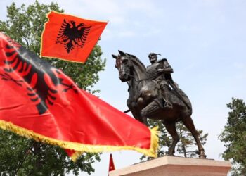 FOTOT/ Përurohet në Gjakovë busti i Gjergj Kastriotit-Skënderbeu, Haradinaj: Nga sot do t’i bëjë ‘roje’ Gjakovës heroike