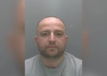 Emri/ Fshehu drogë në çorape, shqiptari në Angli dënohet me tre vjet burg, ja si u zbulua nga policia