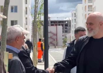 Rindërtimi pas tërmetit/ Rama u dorëzon qytetarëve çelësat e 404 apartamenteve në Vorë: I keni prona tuajat, pa asnjë kredi apo borxh