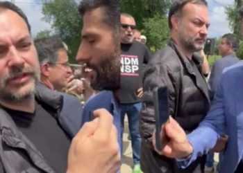 VIDEO/ Kryebashkiaku i kryeqytetit sulmon fizikisht një qytetar, ia rrëmben telefonin dhe ia hedh në tokë