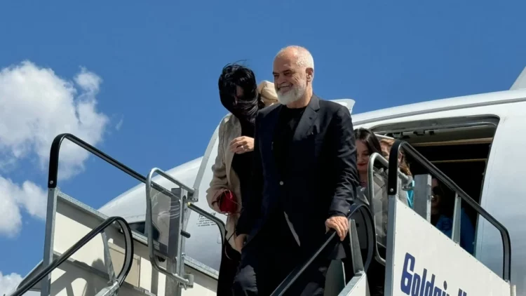 FOTOT/ Rama në aeroportin e Athinës shoqërohet edhe nga ministra e artistët Noizy dhe Era Rusi