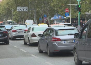 Makina me qira për pushime dhe dasma, turizmi i jep hov biznesit me automjete, rriten importet nga Koreja e Jugut