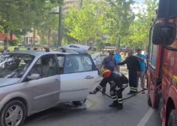Përfshihet nga flakët makina në Vlorë, shpëtojnë mrekullisht anëtarët e një familje. Ja çfarë dyshohet