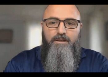 Iliria përmendet në Bibël, një shqiptar po e përkthen nga fillimi librin e shenjtë