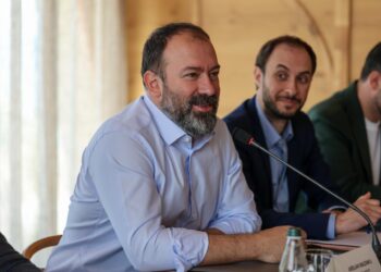 Mazniku, takime në Durrës e Kavajë: Ristrukturohen stafet e bashkive dhe rriten pagat!