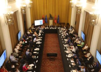 Strukturim i stafeve, ministri Mazniku: Paga të njëjta në 61 bashkitë e vendit