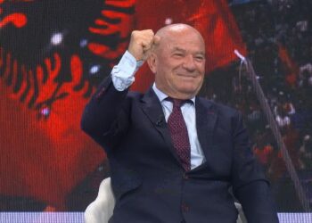 ‘Je kokrra e komunistit ti’, Korreshi përplaset me Meçen! Analisti përshëndet me grusht: Ti shkon poshtë ballkonit…!