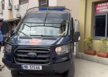 Avokati refuzoi mbrojtjen/  Vrau policin, gjykata e Fierit cakton masën e sigurisë “arrest në burg” për Azgan Mërnicën