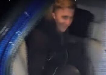 “Azgan, Zoti para”/ Pamjet kur vrasësi i policit futet në makinë i buzëqeshur dhe dorëzohet në komisariat