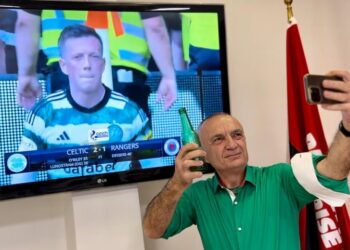 VIDEO/ Ilir Meta me birrë në dorë feston si i çmendur fitoren e titullit kampion nga Sëlltiku