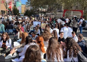 Qeveria, gati projektligjin e ndryshuar për studentët e Mjekësisë: Jo më 5, por 3 vite punë me detyrim për mjekët e rinj! Punësim brenda 3 muajsh ose pagesë 80%