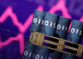 Çmimi i naftës më i ulti në 7 javë, shtohen rezervat amerikane. Në Shqipëri s’lëviz, vazhdon të jetë shumë i lartë