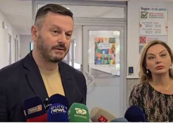 Komisioni hetimor për Shëndetësinë ‘zbret’ në terren, Vokshi dhe Ndreca shkojnë në spitalin e Durrësit