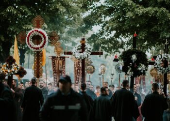 Krishti u ngjall! Besimtarët ortodoksë kremtojnë Pashkën! Politikanët, mesazhe urimi