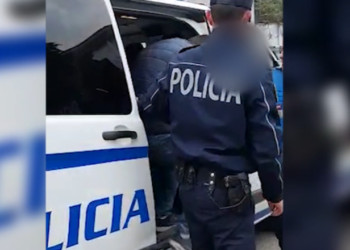 Lezhjani mashtron 54-vjeçarin në Librazhd dhe i merr para, policia i gjen në banesë municion luftarak