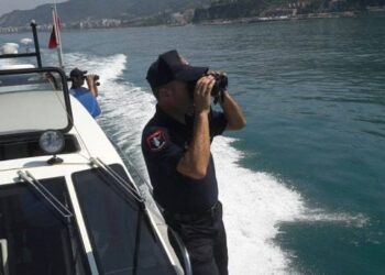 Prag-tragjedie/ Gomonia me 11 turistë rrezikon të mbytet në ujërat e Vlorës, ndërhyn policia kufitare e roja bregdetare