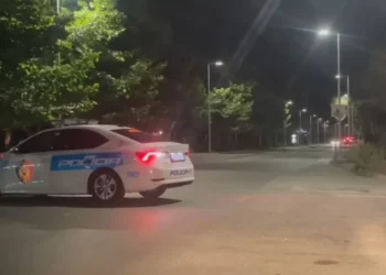 EMRI/ Aksion policor në Vlorë, forcat speciale Shqiponja arrestojnë 25-vjeçarin me armë në makinë