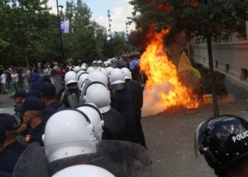 Molotovë pranë gazetarëve në protestën e Rithemelimit, AMA: E papranueshme! Të ndiqet ligjërisht çdo akt që sulmon e rrezikon ekipet e medias