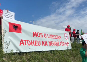 “Mos u largoni! Atdheu ka nevojë për ju”, protesta simbolike në Rinas
