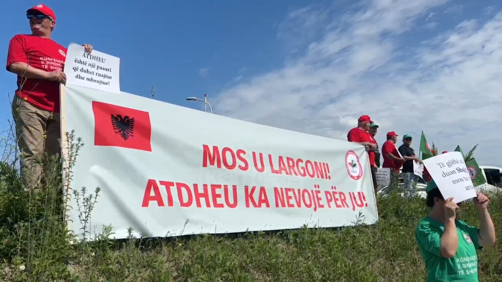 “Mos u largoni! Atdheu ka nevojë për ju”, protesta simbolike në Rinas