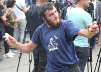 VIDEO/ Protestuesi i ‘paparë’ i Berishës: Do bëhem personazh VIP dhe sipërmarrës kur të vijë PD në pushtet