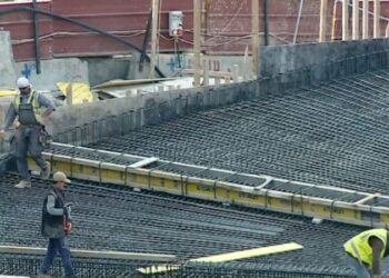 Shqiptarët, më të shfrytëzuarit! Shifrat e Eurostat: Punojnë një ditë më shumë se europianët/ Eksperti: Duhet të rrisin rrogat